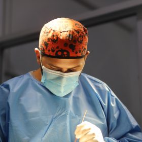 veterinar doing surgery