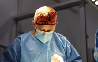 veterinar doing surgery